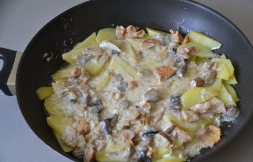 1. Этап. Картошка с лесными грибами: Добавьте грибы к картошке, накройте крышкой и тушите вместе еще 15-20 минут.