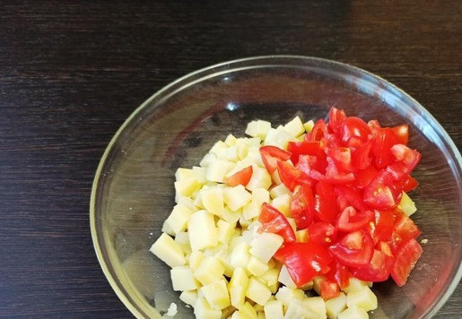 1. Этап. Салат Русские традиции с тунцом: Вареный картофель нарезать кубиками. Свежие помидоры разрезать на четвертинки и ложкой удалить семена с соком. В принципе, это не обязательно, но салат может стать водянистым. Помидоры тоже нарезать кубиком. Я использовала помидоры черри, у них зимой хоть вкус есть.