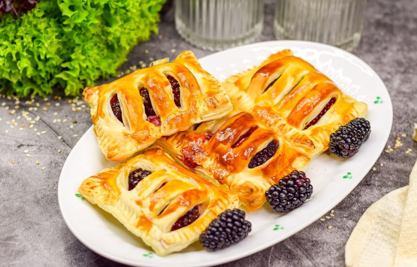 1. Этап. Слойки с ежевикой: Приятного аппетита!