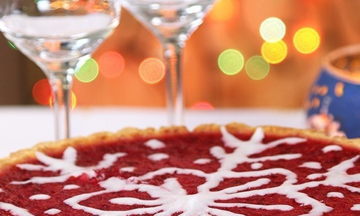 1. Этап. Рождественский пирог: Приготовьте айсинг. Для этого взбейте холодный яичный белок с сахарной пудрой и ложечкой лимонного сока до крепких пиков. Получившимся кремом нарисуйте при помощи кондитерского шприца на остывшем пироге снежинку. Подавайте пирог к столу.