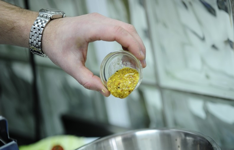 1. Этап. Салат из стручковой фасоли с курицей: Кладем горчицу.