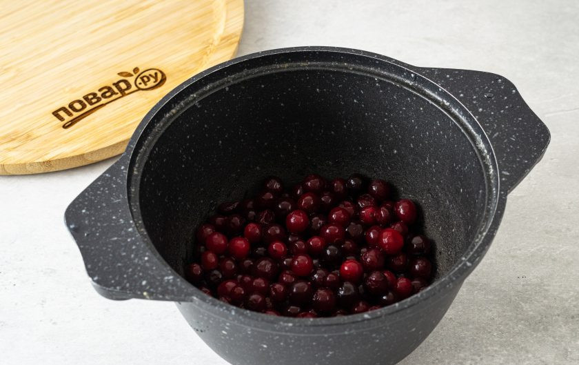 1. Этап. Клюквенный соус с вином: Если используете свежую клюкву, то помойте и переберите ягоду. Переложите в кастрюлю с толстым дном, добавьте пару ложек воды и припустите ягоду до мягкости.