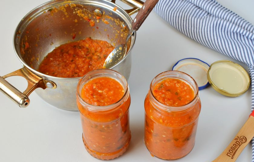 1. Этап. Аджика из перца болгарского на зиму: Разложите аджику по стерильным баночкам.