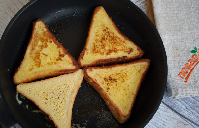 1. Этап. Французские тосты с ванилью: На сковороде растопите масло. Обжарьте ломтики хлеба с каждой стороны по 2-3 минуты до золотистой корочки.