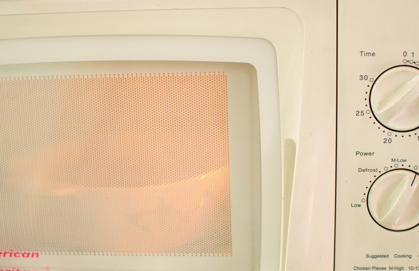 1. Этап. Бекон в микроволновке: Ближе к концу приготовления вы услышите, как бекон начнет шкварчать. Это знак, что бекон доходит до готовности.