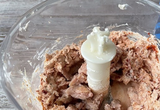 1. Этап. Риет с тунцом и вялеными томатами: Добавьте рубленый тунец и растительное масло в котором были вяленые томаты. Пробейте блендером, чтобы остались кусочки тунца, в паштет сбивать не надо. Текстура у риета должна быть фактурной.