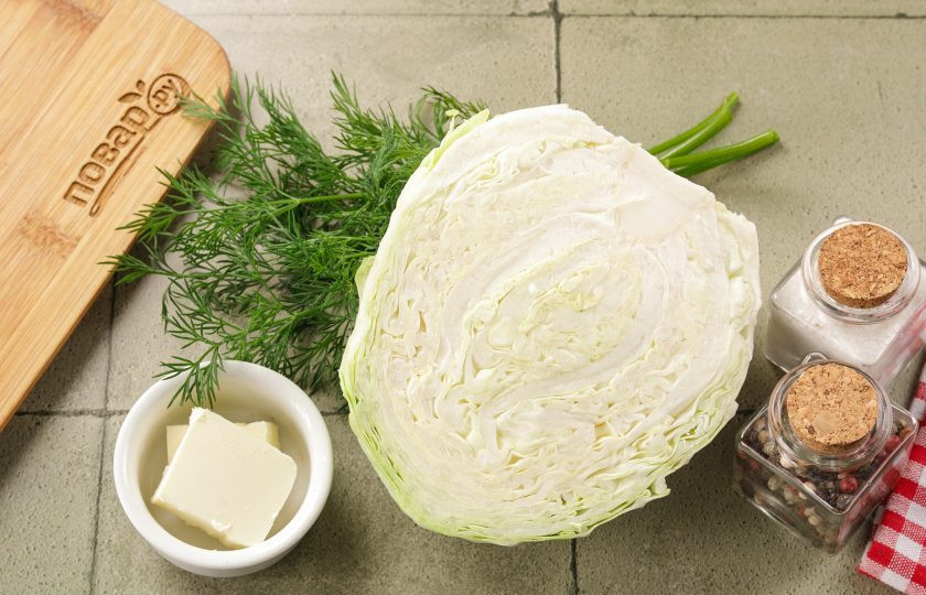 1. Этап. Капуста припущенная: Подготовьте все ингредиенты по списку. Капусту берите молодую, мягкую и хрустящую. Зелень можете взять любую сезонную, а так же добавить специи по вкусу.