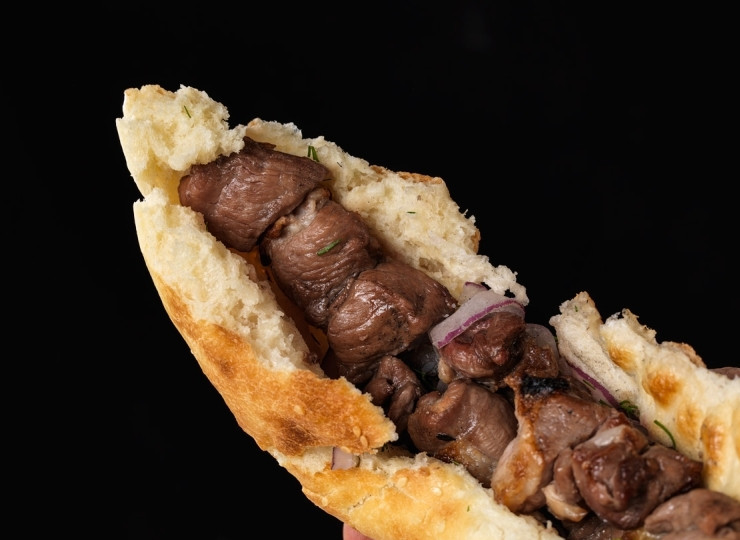 1. Этап. Шашлык по-афгански: Внутрь лепешки положите палочку шашлыка (саму палочку выньте). Приятного аппетита!