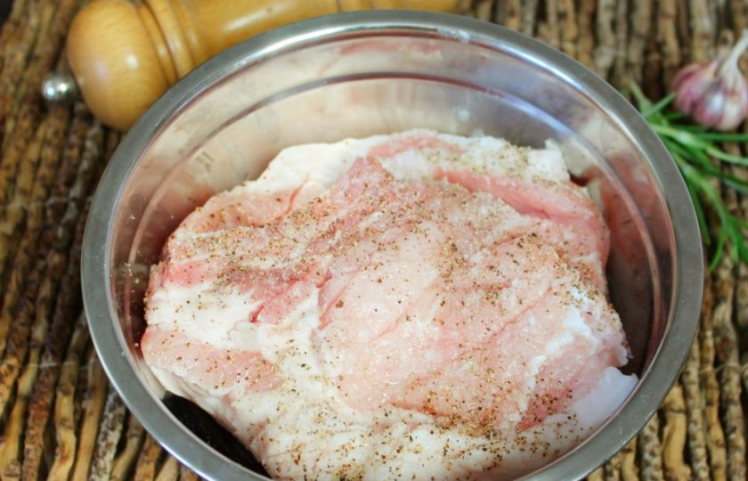 1. Этап. Свиная корейка с розмарином и чесноком в духовке: Мясо кладем в миску, посыпаем солью и перцем.