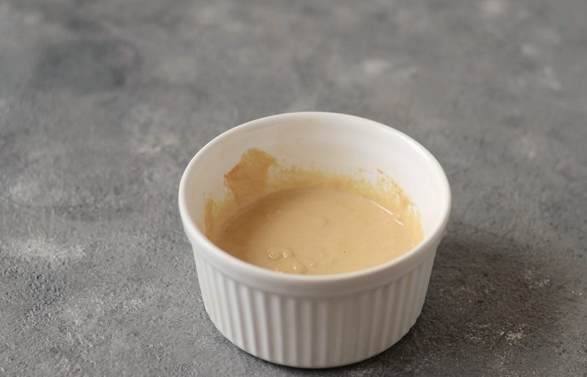 1. Этап. Гречневая лапша с ореховым соусом: Для соуса измельчите в блендере кешью с оливковым маслом, соевым соусом, чесноком. Добавьте сахар, соль и черный молотый перец по вкусу.