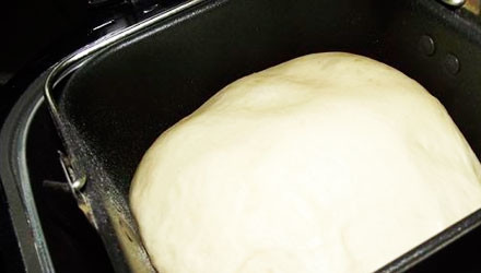 1. Этап. Дрожжевой пирог с ягодно-фруктовой начинкой: 1. Для приготовления теста в ведерко хлебопечки отправьте яйца, кефир, растопленное масло. Добавьте сахар, соль, ванильный сахар и просеянную муку. Сверху добавьте дрожжи. Установите программу 