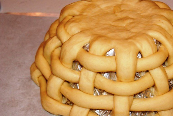 1. Этап. Корзинки на пасху: Миску подходящей формы оберните фольгой и поставьте на противень. Сверху уложите вертикально 14 жгутов и прижмите концы грузом. Пропустите между вертикальными горизонтальные жгуты и сплетите корзину как на фото.