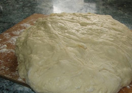 1. Этап. Постные пирожки на сковороде: 2. Тем временем просеять муку с солью. Влить опару в муку и добавить растительное масло. Вымесить тесто, но не слишком тугое. Оставить, накрыв полотенцем, примерно на 1 час.