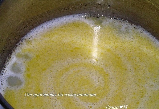 1. Этап. Апельсиновые профитроли: Для теста в кастрюльку влейте воду и молоко, добавьте масло, поставьте на огонь и нагревайте, пока масло не растает, затем увеличьте огонь и быстро вскипятите смесь.