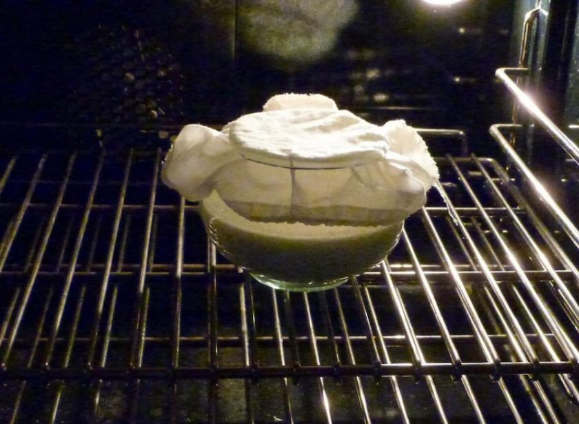 1. Этап. Сметана дома: 4. Настаивайте содержимое при комнатной температуре (на уровне 26-29 градусов) в течение 24 часов. А если в комнате слишком тепло, то отправьте банку в духовку с включенным светом.