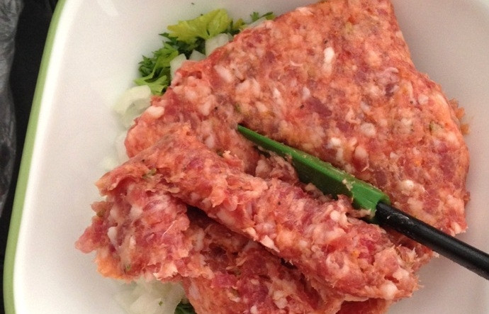 1. Этап. Пирожки Шотландские: 2. Смешайте фарш, измельченный лук и петрушку. Приправьте солью и перцем по вкусу.