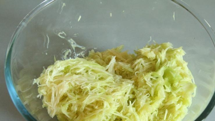 1. Этап. Кабачковые оладьи сладкие: Натрите на терке кабачки, выложите их в глубокую миску, добавьте соль. Тщательно все перемешайте. Когда они выделят жидкость, то слейте ее.