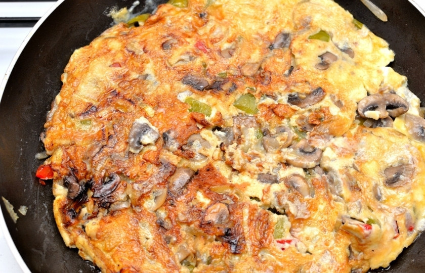 1. Этап. Омлет с сыром и овощами: Переворачивайте аккуратно, чтобы овощи и грибы не вывалились, а омлет не разорвался.