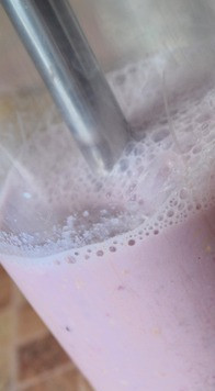 1. Этап. Смузи с овсянкой и бананом: Измельчить до однородности.