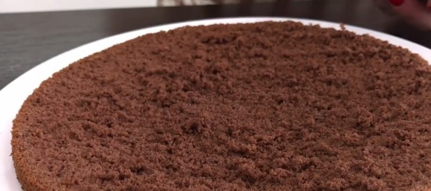 1. Этап. Шоколадно-ореховый торт (обалденный!): 4. Смешайте масло с вареной сгущенкой и просеянным какао. Снова взбейте. Добавьте подсолнечное масло, не прекращая взбивать. Орехи измельчите блендером до крупной крошки. Разделите корж на три части.