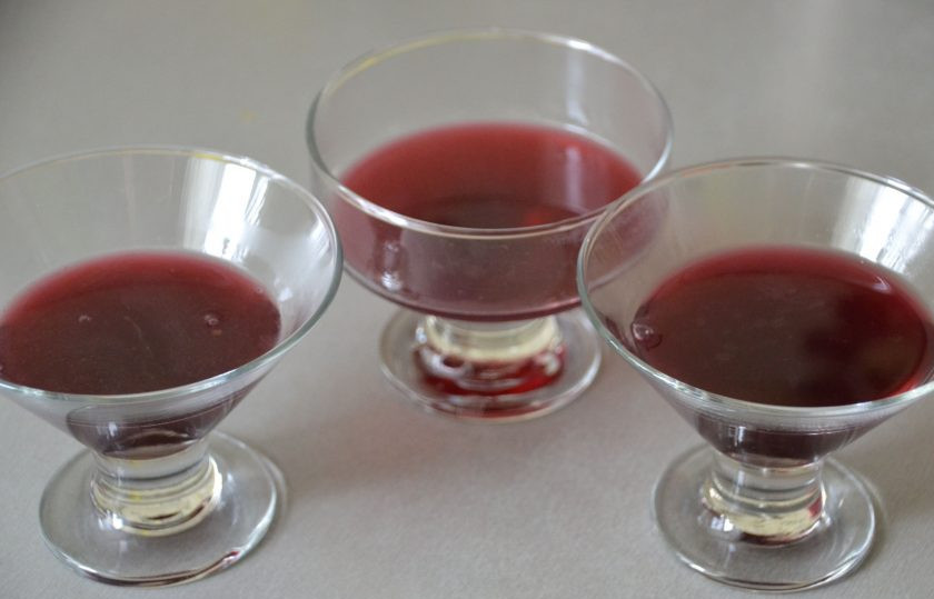 1. Этап. Прозрачное желе: Разлейте горячее ежевичное желе по формочкам, поставьте в прохладное место на 30-40 минут, пока оно не схватится.