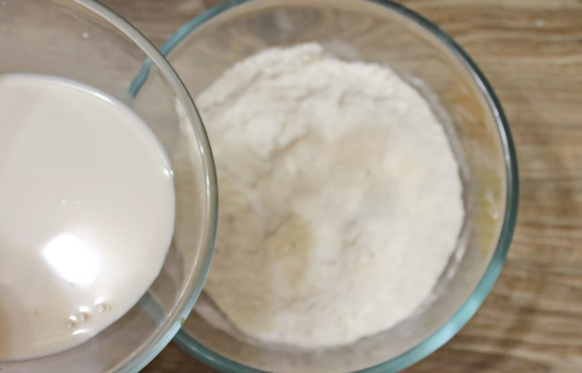 1. Этап. Ватрушки с черникой: Влейте молочную смесь в мучную массу и замесите однородное тесто.