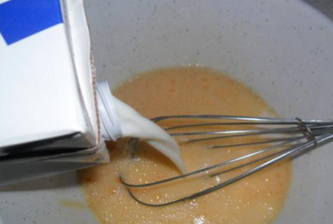 1. Этап. Кляр для наггетсов: Влейте молоко.