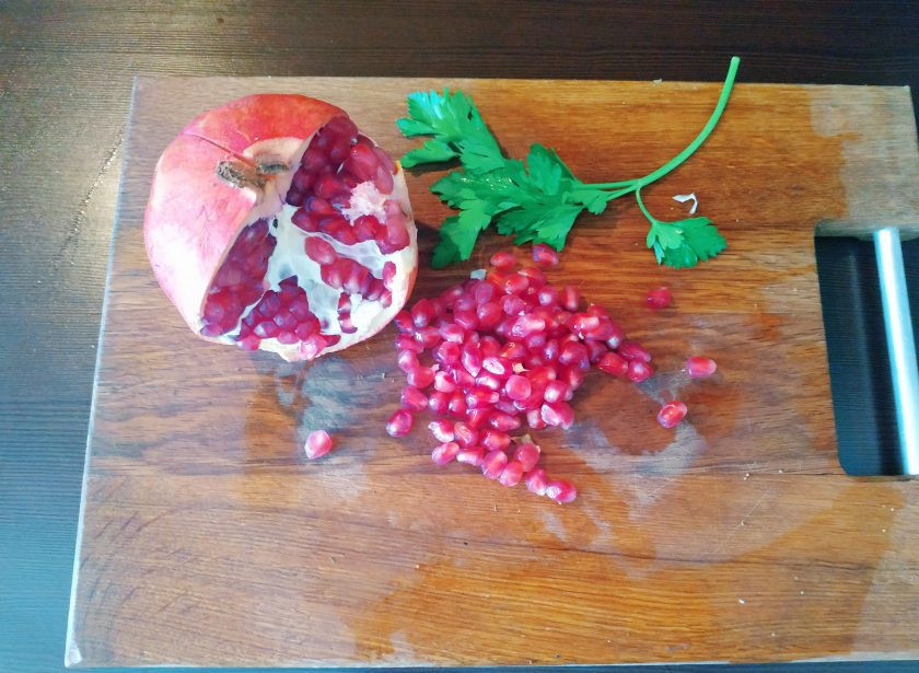 1. Этап. Паста с гранатом: Гранат помойте и разделите на части. Зернышки очистите от корочек.