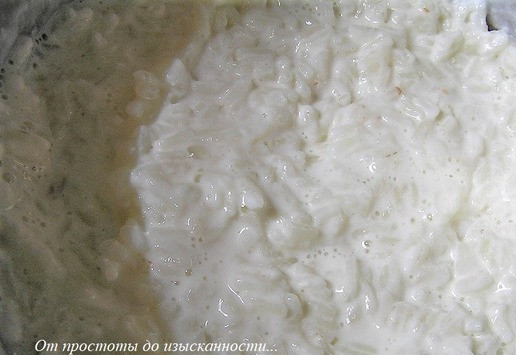 1. Этап. Торт-мусс с курицей и шпинатом: Для мусса из риса со шпинатом. Рис залейте водой, доведите до кипения, варите 3-5 минут, затем влейте молоко, добавьте соль, доведите до кипения и варите на маленьком огне минут 25-30 до полной готовности риса.