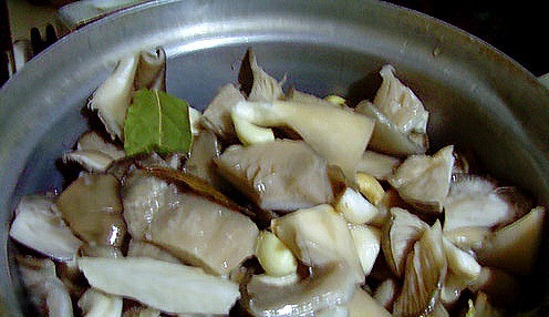 1. Этап. Маринованные вешенки на зиму: 2. Засыпаем грибы в кастрюлю, добавим пока что чеснок, сахар, соль и специи по вашему усмотрению. Пусть постоят.