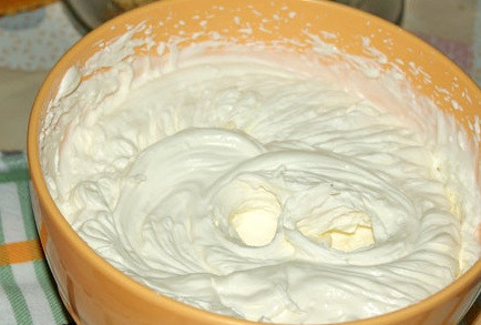 1. Этап. Торт Арлекин: 10. Для приготовление крема необходимо взбить сметану с сахаром (можно использовать сахарную пудру) до растворения сахара. Отдельно взбить сливки и соединить со сметаной. При желании в торт 