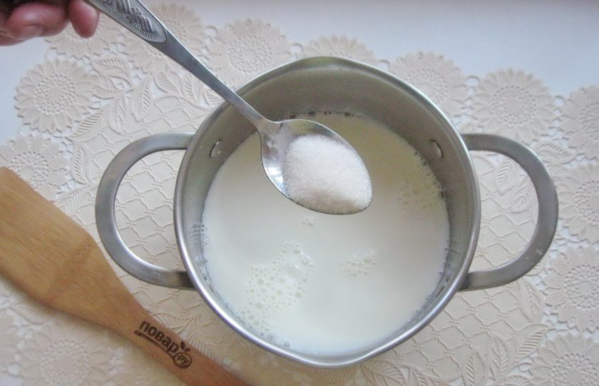 1. Этап. Густой кисель: 400 мл. молока налейте в кастрюлю с толстым дном. Добавьте сахар по вкусу.