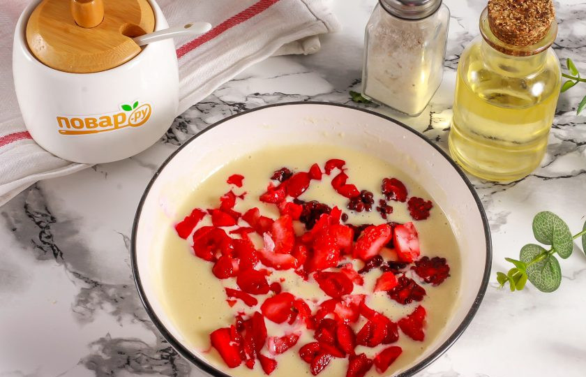 1. Этап. Панкейки с ягодами: Ягоды промойте, удалите косточки, если такие присутствуют (вишня). Нарежьте мелкими кубиками или ломтиками и добавьте в тесто. Размешайте.