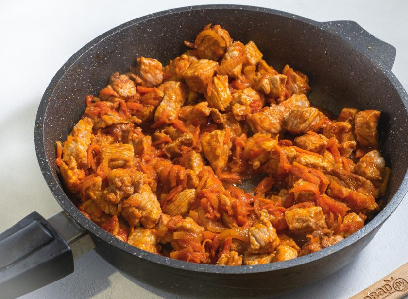 1. Этап. Рис с мясом и капустой в сковороде: Следом отправляем нарезанное небольшими кусочками мясо и жарим 10-15 минут, периодически помешивая. Посолите по вкусу.