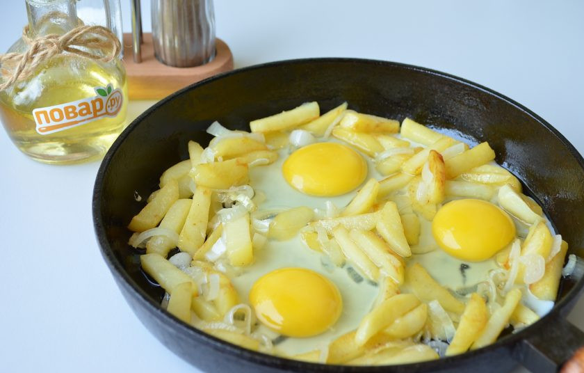 1. Этап. Деревенская яичница: 4. Сделайте три углубления, вбейте яйца, посолите, поперчите.