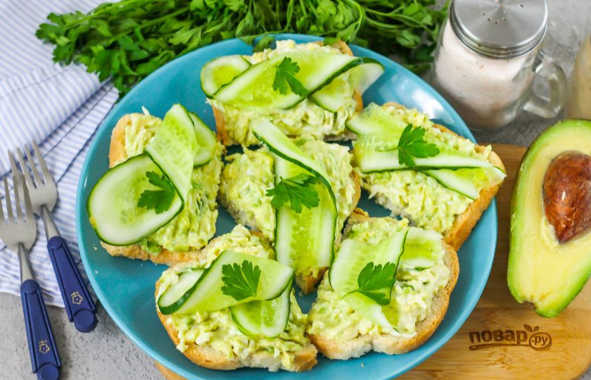 1. Этап. Бутерброды с авокадо и яйцом: Подайте бутерброды к столу сразу же после приготовления. Приятного аппетита!