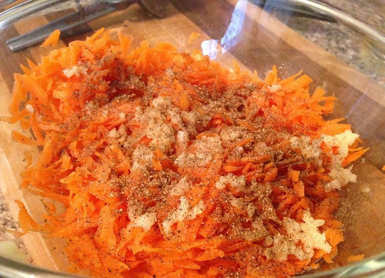 1. Этап. Маринованные голубцы с морковкой: 5. Теперь самое время экспериментировать: добавьте щепотку соли, перца, кориандра или других ароматных специй. Можете насыпать немного измельченной зелени, например. Все как следует перемешайте.