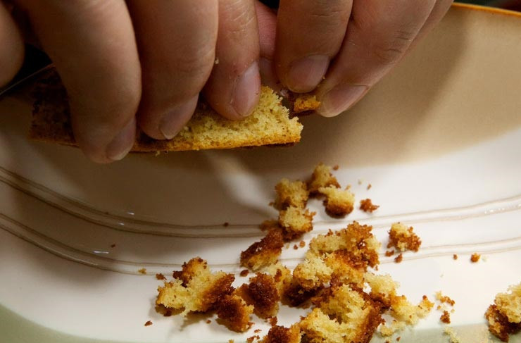 1. Этап. Торт для мужа: 14. Покрошить их, они понадобятся для украшения.