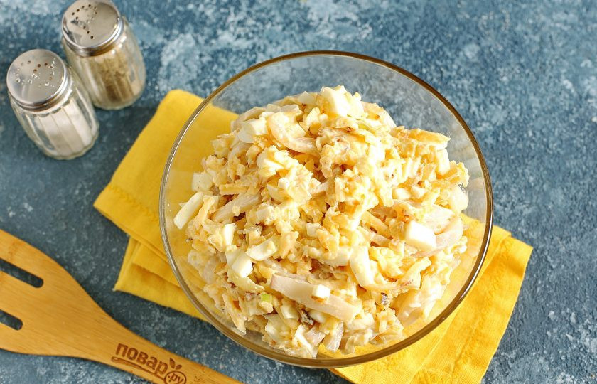 1. Этап. Пирог с кальмарами: Соедините все ингредиенты между собой, посолите и поперчите. Для сочности можно добавить 1-2 ст.л. майонеза или сметаны.