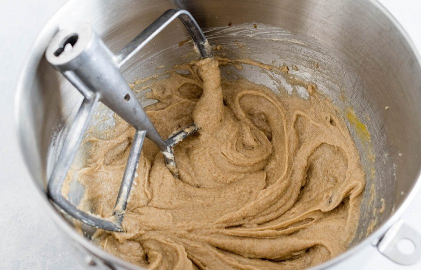 1. Этап. Песочное печенье с шоколадом и маршмеллоу: 6. Взбивайте все около 3-5 минут.