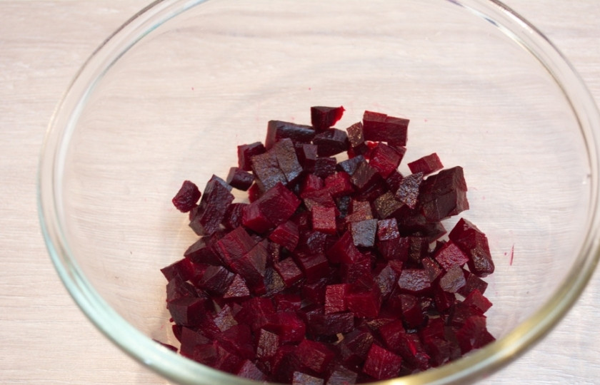 1. Этап. Необычный винегрет: В микроволновке запеките свеклу. Это можно сделать и в духовке, просто отварив свеклу в воде привычным способом. Готовую свеклу очистите и нарежьте кубиком. Поместите в миску.