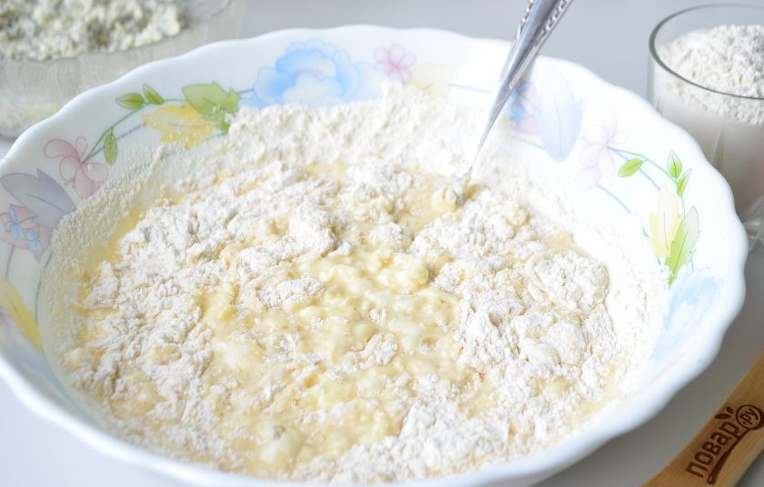 1. Этап. Французские булочки: 5. Введите просеянную муку. Замесите мягкое и пластичное тесто. Не добавляйте много муки, примерно 3-3,5 стакана, тогда булочки будут мягенькими.