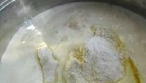 1. Этап. Оладьи на кефире и молоке: Добавляем свежий кефир и молоко. Если вы достаете кефир с холодильника, то советуем предварительно его подогреть до комнатной температуры. При добавлении кефира старайтесь, чтобы он погасил всю насыпанную соду.