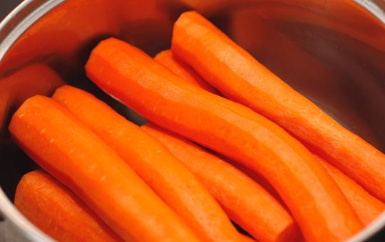 1. Этап. Морковный суп-пюре: Начнем с того, что очистим нашу морковь.