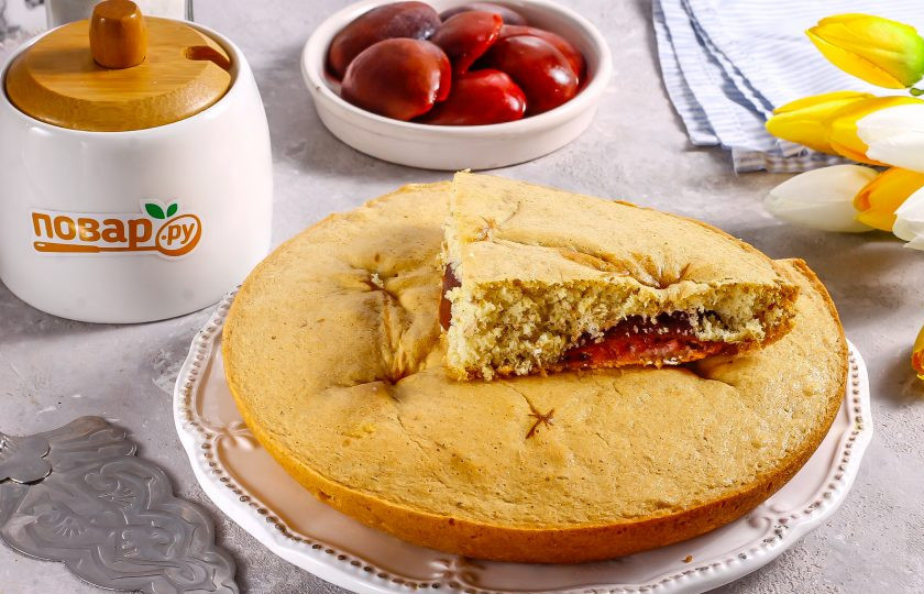 1. Этап. ПП пирог со сливами: Нарежьте на части и подайте пирог к столу теплым или остывшим, он вкусен в любом виде.