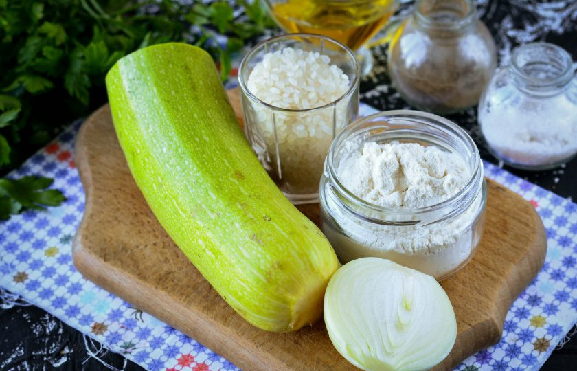 1. Этап. Кабачковые оладьи с рисом: Подготовьте ингредиенты для приготовления кабачковых оладьев с рисом.