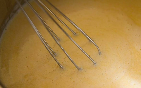 1. Этап. Белый соус к спагетти: Постепенно влейте молоко, помешивая массу венчиком. Нужно избавиться от комочков.