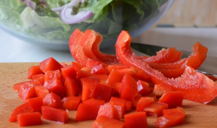 1. Этап. Салат из тунца в масле: Затем нарежьте перец кубиками.