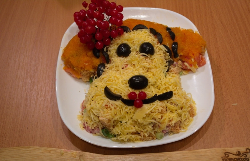 1. Этап. Салат Обезьянка с сухариками: Из оливок и других продуктов (на ваш выбор) обозначьте черты мордочки 