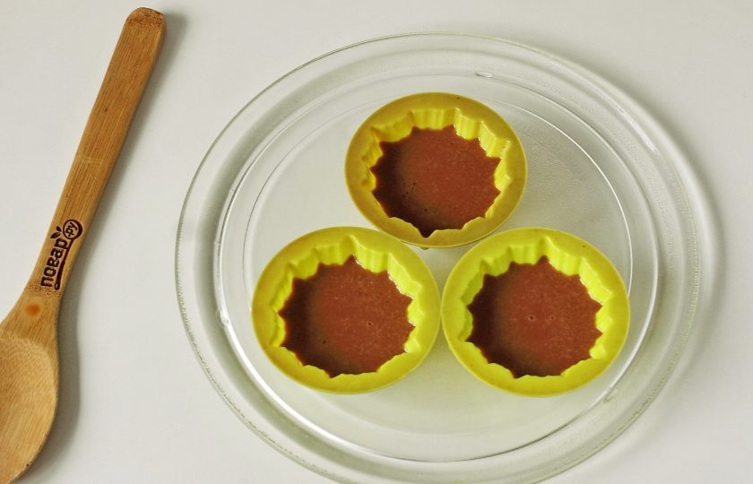 1. Этап. Кексы в микроволновке в силиконовых формочках: Разлейте тесто по силиконовым формочкам, заполняя их примерно на 2/3. Поставьте формочки в микроволновую печь и готовьте 2 минуты 30 секунд, мощность - 750 Вт. После звукового сигнала дверку не открывайте еще 3 минуты.